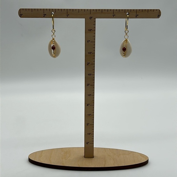 2359- Handmade Shell Dangle Earrings NWT - Picture 4 of 6